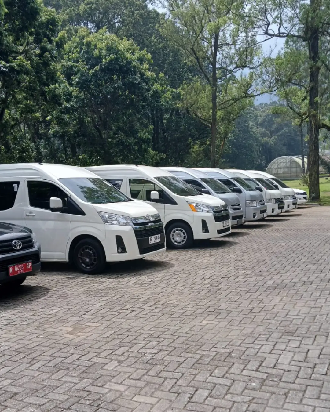 sewa mobil; hiace malang terpercaya degan sopir profesional