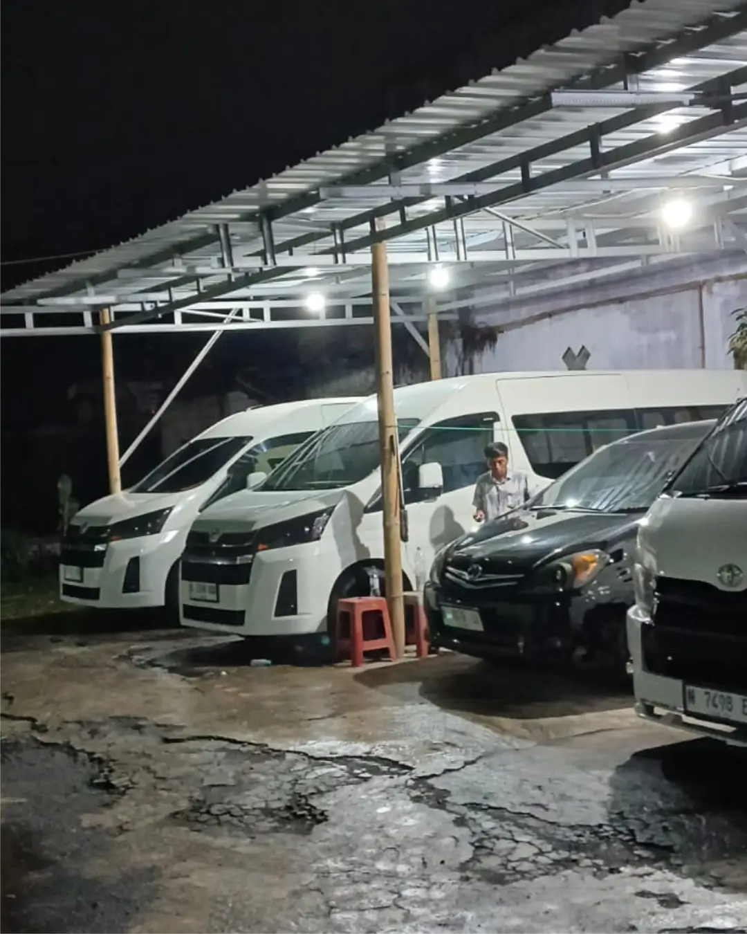 sewa mobil; hiace malang terpercaya degan sopir profesional